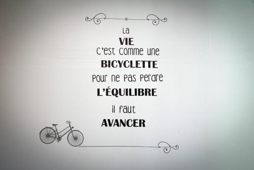 Una pared con un dibujo de una bicicleta. en Chambres d'hôtes L'Hirondelle en Girondelle