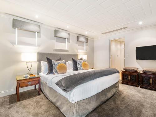 Letto o letti in una camera di The Peninsula Riverside Serviced Apartments