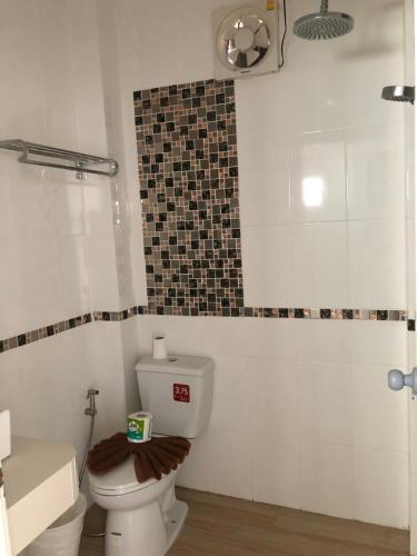 Un baño de Pranee Amata