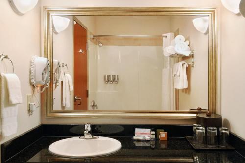 Bilik mandi di Canalta Hotel Moosomin