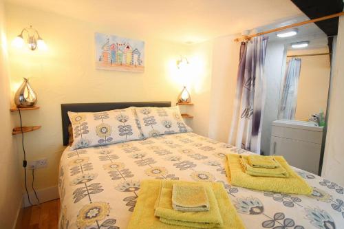 メバギシーにあるChy Raniのベッドルーム1室(黄色いタオルが付いたベッド1台付)