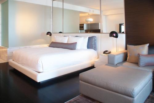 เตียงในห้องที่ Palms Place Hotel and Spa