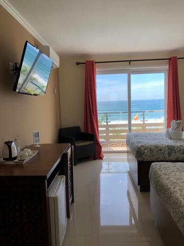 une chambre d'hôtel avec vue sur l'océan dans l'établissement EM Royalle Hotel & Beach Resort, à San Juan