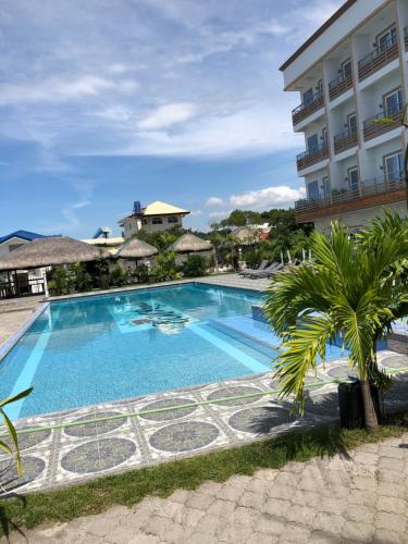 The swimming pool at or close to EM Royalle Hotel & Beach Resort