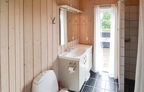 Koupelna v ubytování Cozy Home In Glesborg With Kitchen