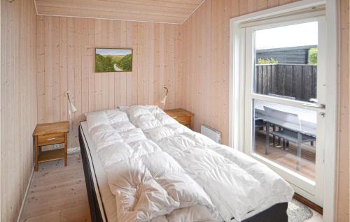 Postel nebo postele na pokoji v ubytování Cozy Home In Glesborg With Kitchen