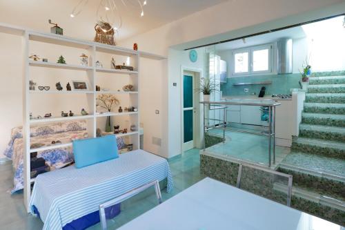 una camera con letto e una scala con scaffali di Appartamenti Biodola Mare by HelloElba a Portoferraio