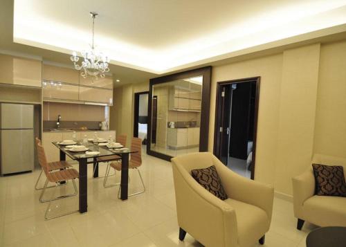 ein Esszimmer und ein Wohnzimmer mit einem Tisch und Stühlen in der Unterkunft Damas Suites & Residences Kuala Lumpur in Kuala Lumpur