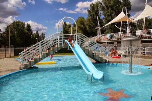 una persona su uno scivolo in un parco acquatico di Happy Camp mobile homes in BalatonTourist Füred Camping & Bungalows a Balatonfüred