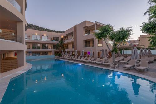 una gran piscina en un hotel con tumbonas en Cactus Beach Hotel, en Stalida