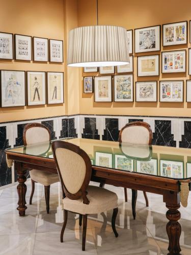 a dining room with a glass table and two chairs at Hotel Astoria in Barcelona