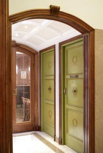 an entrance to a room with green doors at Hotel Astoria in Barcelona