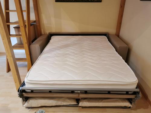 - un matelas sur un cadre de lit dans une chambre dans l'établissement Casa Vacanze Monachy, à Merano
