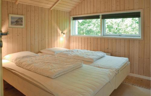 - une chambre avec 2 lits dans une chambre avec une fenêtre dans l'établissement Nice Home In Hovborg With Kitchen, à Hovborg