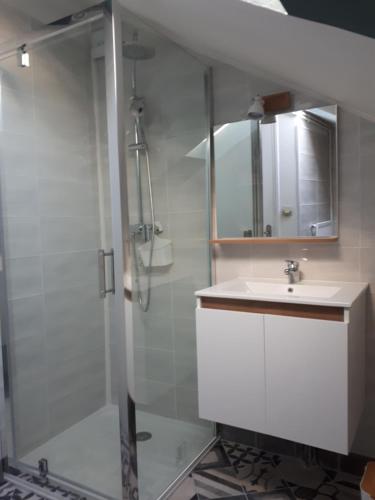 ห้องน้ำของ Appartement Pierres de Loire- Linge inclus -1er étage