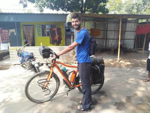 Катання на велосипеді по території Atathi Niwas Guest House for Backpackers and Travellers або околицях