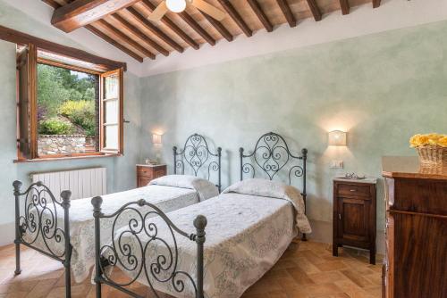 a bedroom with a bed and a window at Aurora Agriturismo in San Casciano dei Bagni