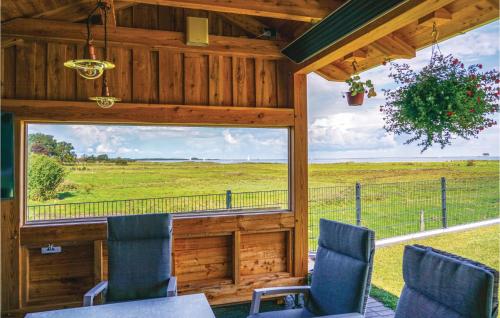 - une terrasse couverte avec des chaises et une vue sur un champ dans l'établissement Cozy Apartment In Kappeln With Wifi, à Kappeln