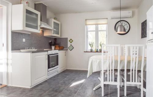 Kuchyň nebo kuchyňský kout v ubytování 3 Bedroom Stunning Home In Tranekær
