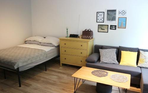 コウォブジェクにあるStudio Katedralnaの小さなベッドルーム(ベッド1台、ソファ付)