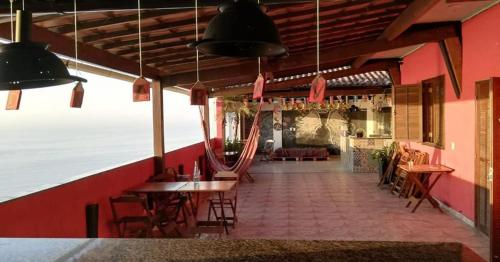 A restaurant or other place to eat at Vidigal Varandas Hostel