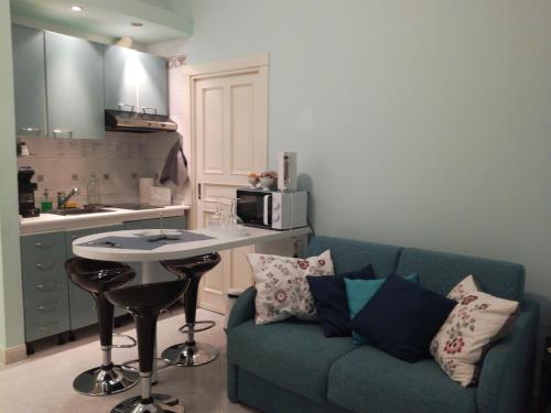 バーリにあるCairoli 79のリビングルーム(青いソファ付)、キッチン