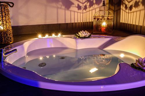 bañera en una habitación con luces encendidas en Parthenon Art Executive Wing, en Olympiakí Aktí