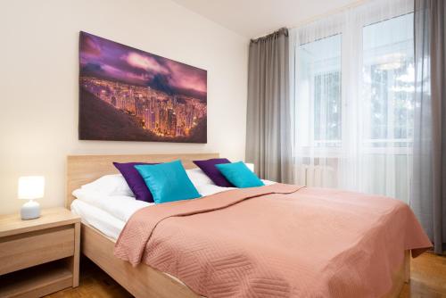 - une chambre avec un lit et une grande fenêtre dans l'établissement Apartments Warsaw Arabska, à Varsovie