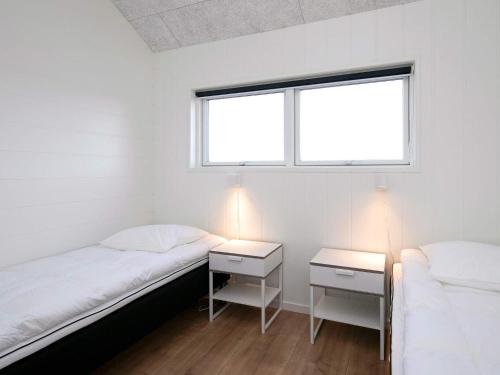 En eller flere senge i et værelse på 12 person holiday home in Løkken-By Traum
