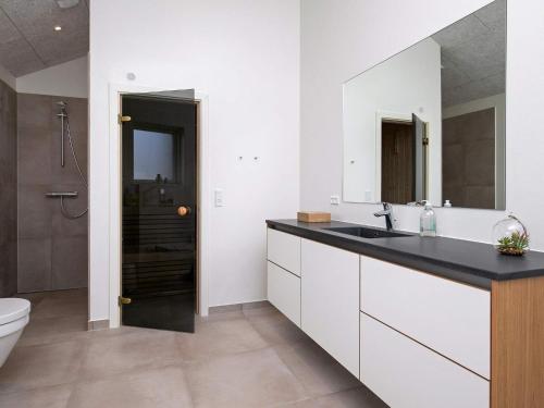 Et badeværelse på 12 person holiday home in Løkken-By Traum