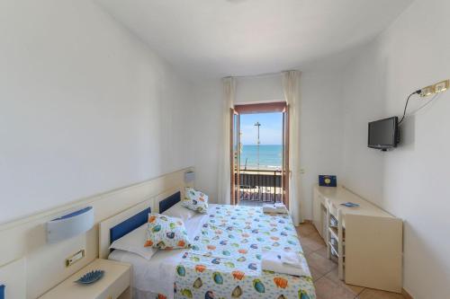 1 dormitorio con cama y vistas al océano en B&B Anna Lungomare, en Agropoli