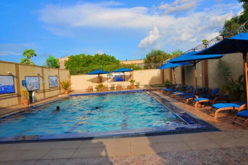 Piscina de la sau aproape de Quality Hotel Juba