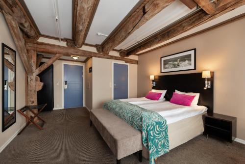 Postel nebo postele na pokoji v ubytování Quality Hotel Florø