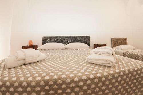 two beds with towels sitting on top of them at Casa Galione in Cava deʼ Tirreni