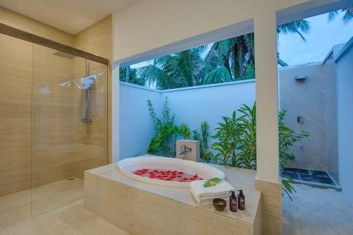 Koupelna v ubytování Rahaa Resort Maldives
