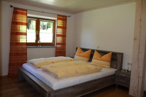 Una cama o camas en una habitación de Woidhaisl