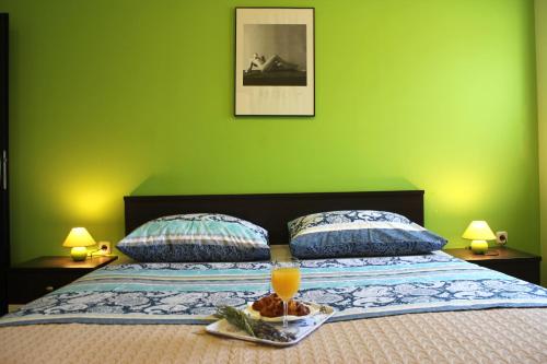 Lukoran的住宿－Roses Apartment，一间卧室配有一张床,上面放着一个食物托盘