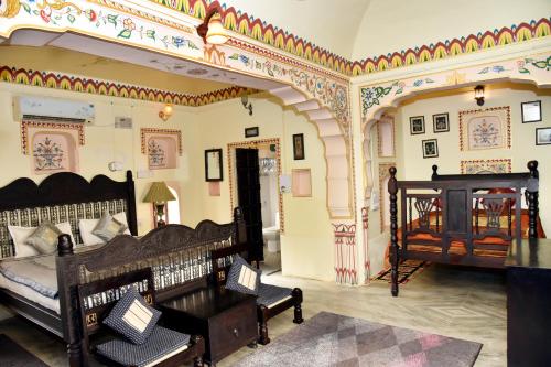 - une chambre avec un lit dans l'établissement Hotel Shahi Palace Mandawa, à Mandāwa