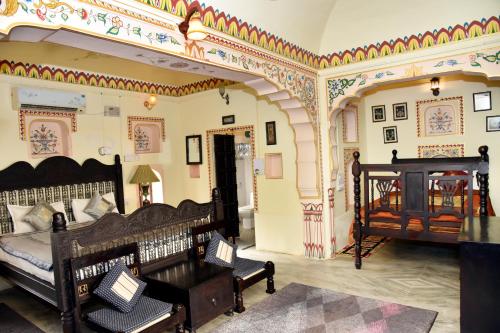 pokój z sypialnią z łóżkiem w obiekcie Hotel Shahi Palace Mandawa w mieście Mandawa