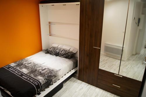 Uma cama ou camas num quarto em Studio refait à neuf 2min de la place du vieux Marché