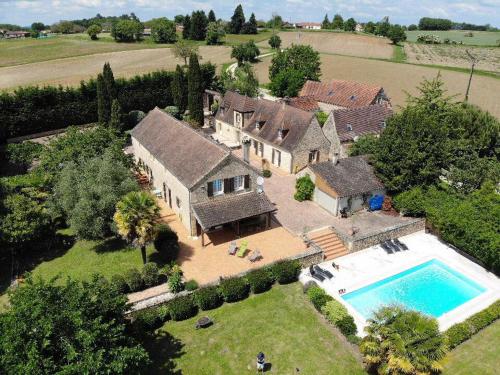 an aerial view of a house with a swimming pool at Le domaine Aubazen in La Chapelle-Aubareil