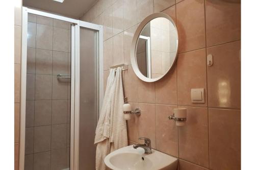 uma casa de banho com um lavatório e um espelho em Bella Centre Apartment em Belgrado