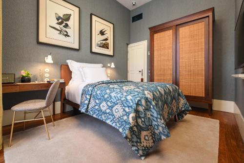 Een bed of bedden in een kamer bij Bairro Alto Hotel