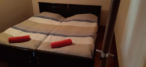 luiza في باتومي: سرير بطابقين خشبي مع وسادتين حمراء عليه