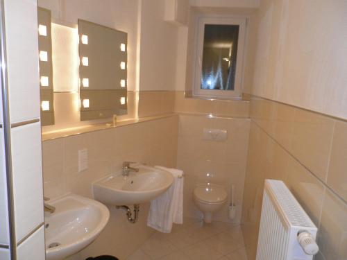 La salle de bains blanche est pourvue d'un lavabo et de toilettes. dans l'établissement Astra Hotel, à Kaiserslautern