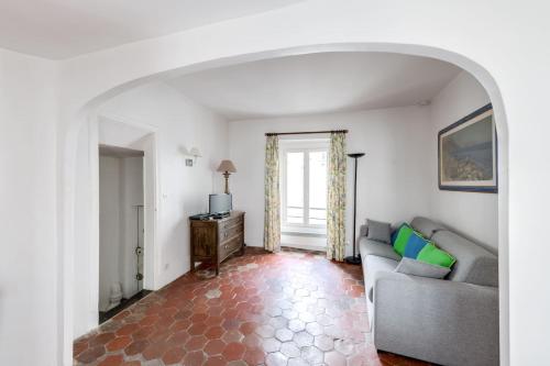 un salon avec un canapé et une fenêtre dans l'établissement Unit 015 Notre Dame (Ursins n°2), à Paris