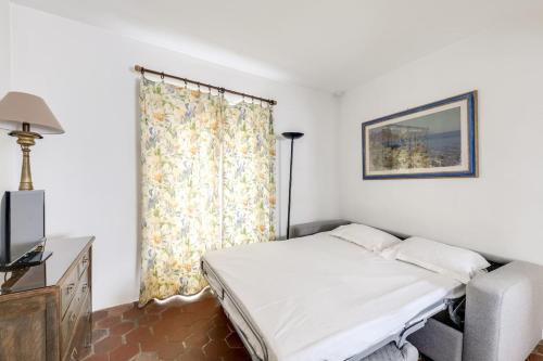 1 dormitorio con 1 cama, TV y ventana en Unit 015 Notre Dame (Ursins n°2) en París
