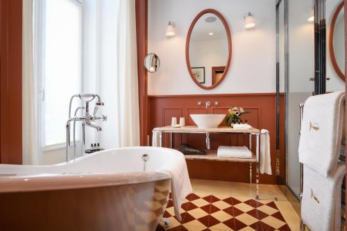 Ett badrum på Bairro Alto Hotel