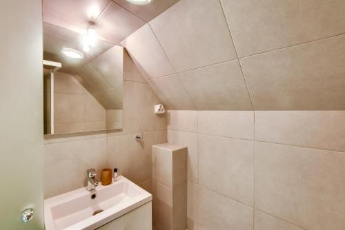 une salle de bain avec un lavabo et un miroir dans l'établissement Unit 011 Saint Germain des Près (Seine), à Paris