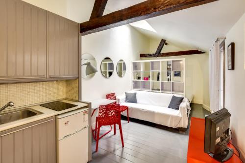 - une cuisine et un salon avec un canapé en arrière-plan dans l'établissement Unit 011 Saint Germain des Près (Seine), à Paris